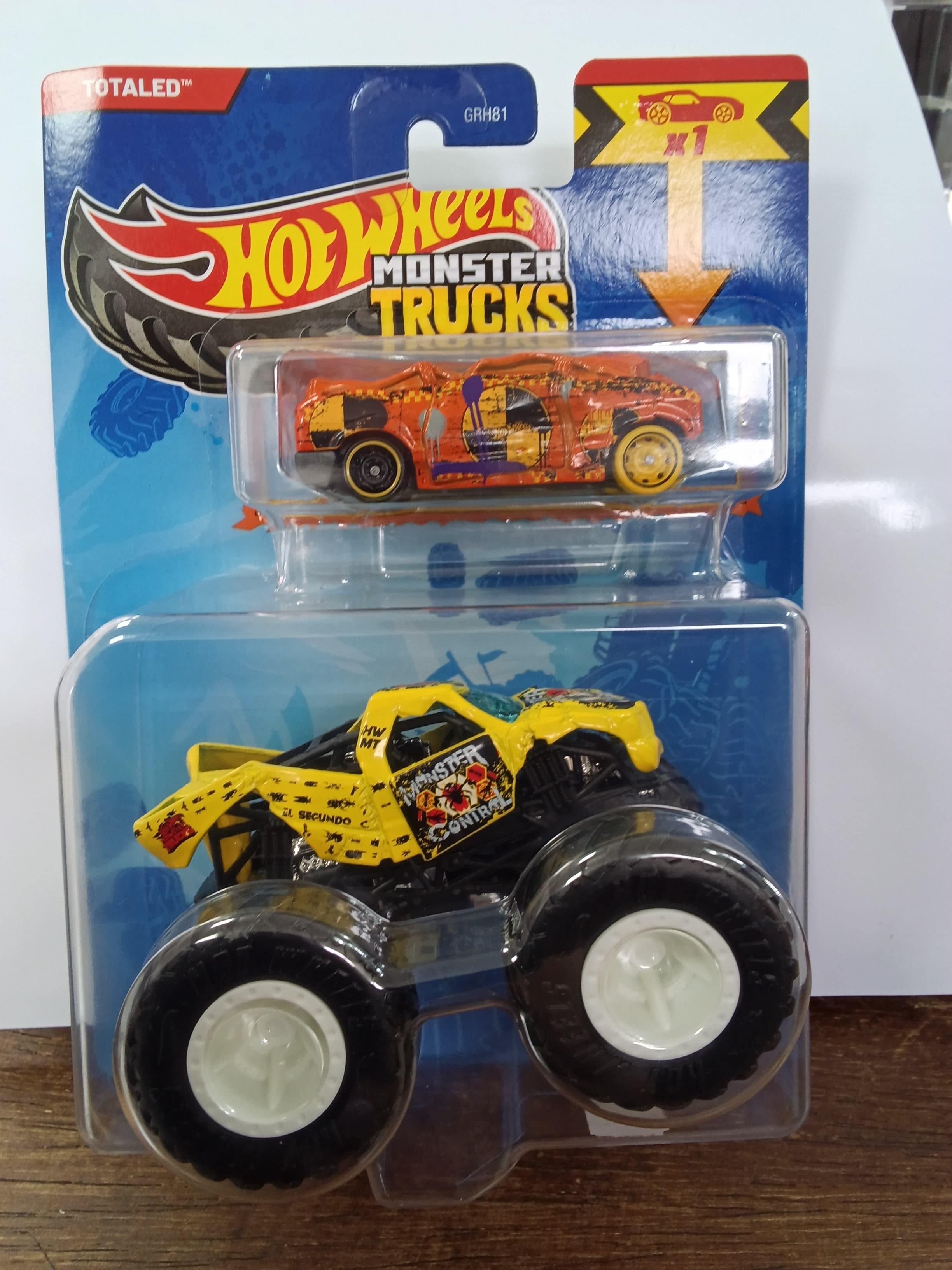 MONSTER TRUCK TATALED