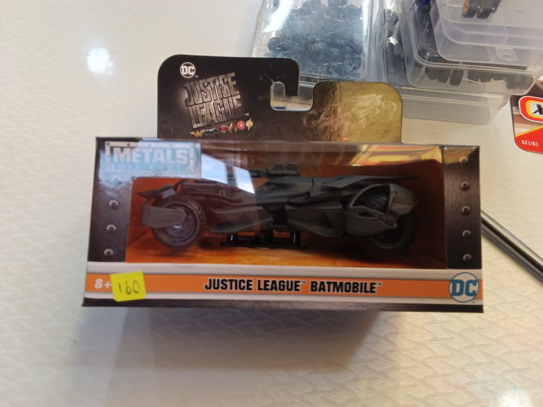 JUSTICE LEAGUE BATMOBILE