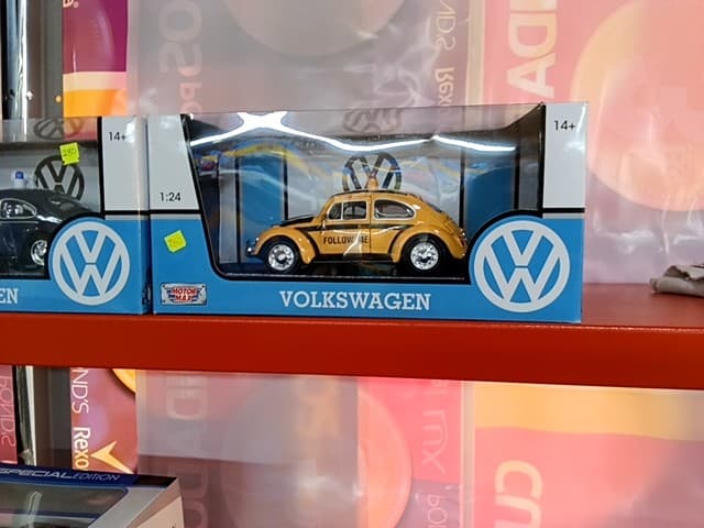 1966 VOLKSWAGEN BEETLE FOLLOW
